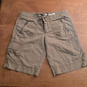 Gap women’s lightweight cargo shorts. In traditional khaki color. Longer length